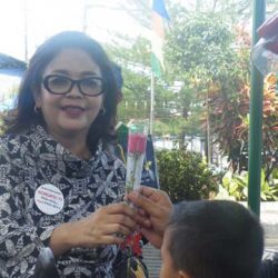 Pemberian Buka dan Stiker Anti Korupsi pada Peringatan Hari Anti Korupsi Internasional tanggal 09 Desember 2016